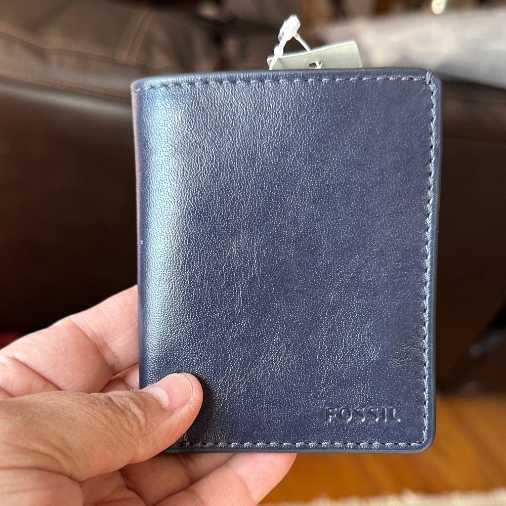 NWT Fossil Men's Navy Leather Card Holder